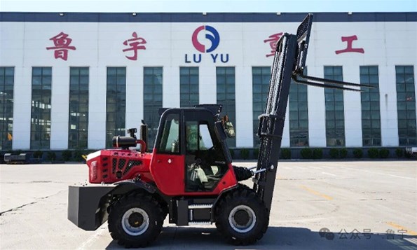 鲁宇重工3.5T四驱越野叉车｜野外作业稳得住，陡坡烂路轻松拿捏